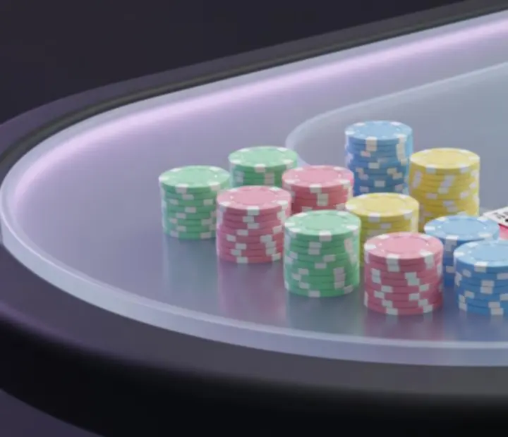 Detail profesionálního pokerového set-upu se žetony a kartami